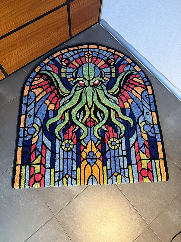 Farbenfroher Tufting Teppich mit Cthulhu-Motiv im Kirchenfenster-Design – individuelles Kunstwerk für Kunden.
