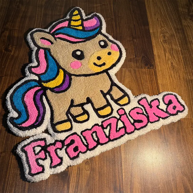 Personalisierter Tufting Teppich mit Einhorn und dem Namen Franziska – handgefertigt nach Kundenwunsch.