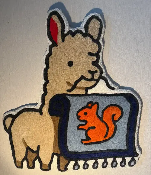 Tufting Teppich als individuelles Logo-Motiv: Alpaka mit Teppich und Eichhörnchen-Design, personalisiert für Kunden.