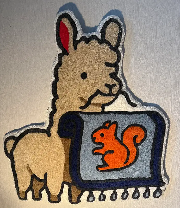 Tufting Teppich als individuelles Logo-Motiv: Alpaka mit Teppich und Eichhörnchen-Design, personalisiert für Kunden.