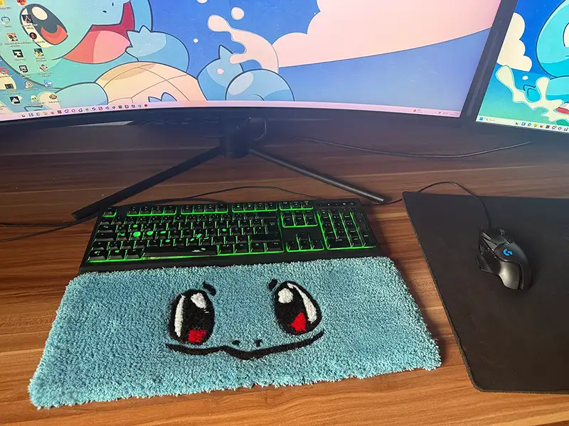 Tufting Teppich im Pokémon-Design: Squirtle Gesicht als Schreibtischunterlage – personalisierter Teppich aus NRW.