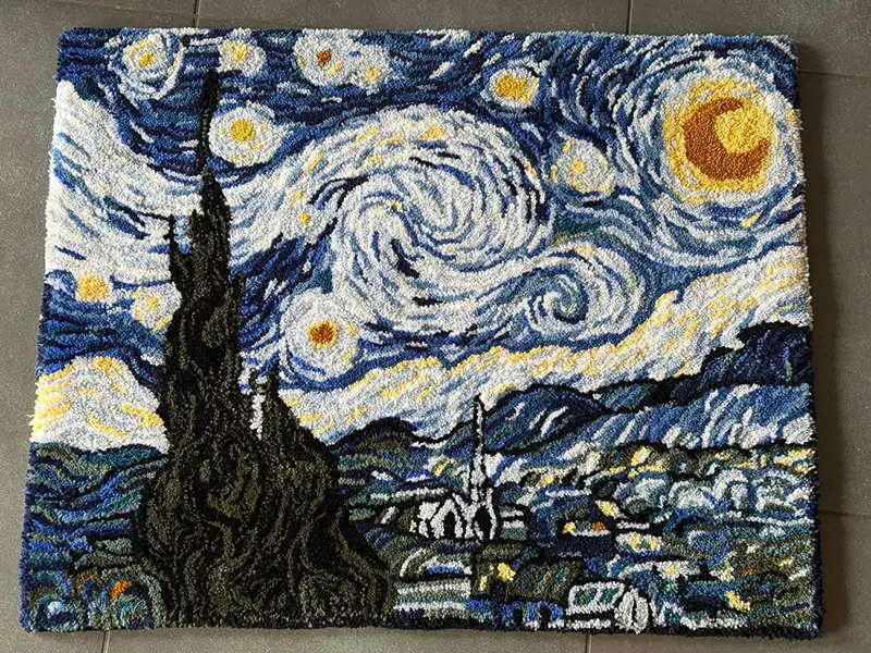 Tufting Teppich inspiriert von Van Goghs Sternennacht – individuelles Kunstwerk als Teppich umgesetzt.