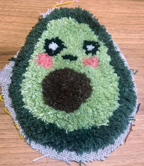 Dieselbe Avocado nach dem Sortieren der Fäden: Augen, Mund und Wangen sind klar voneinander abgegrenzt.