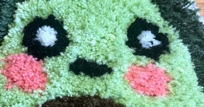 Nahaufnahme nach dem Carving: kreisrunde Augen mit klaren Kanten, die Flächen heben sich plastisch voneinander ab.