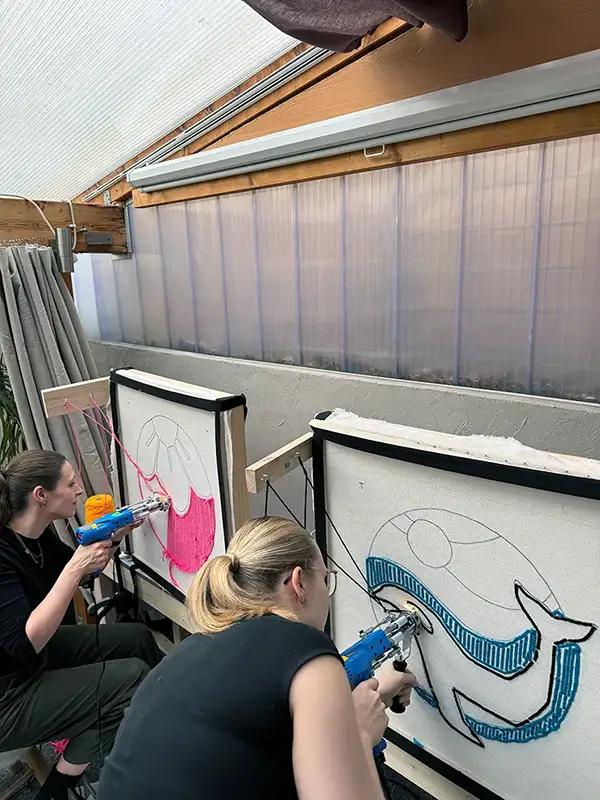 Zwei Frauen erstellen ihre eigenen Motive in unserem Tufting Workshop in Marl