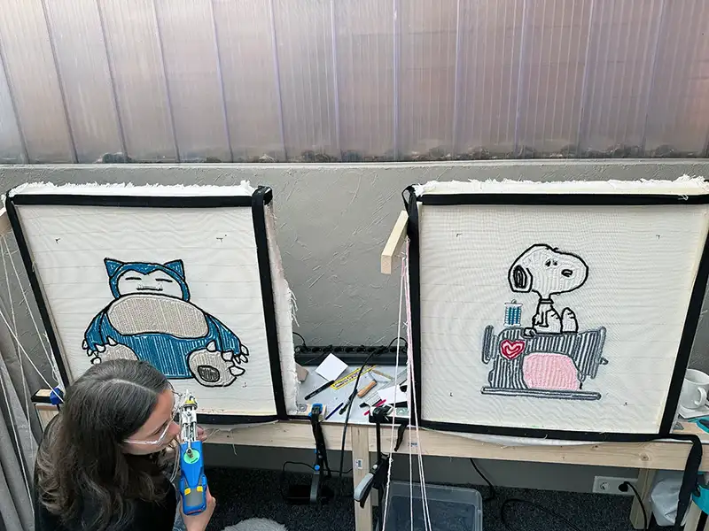 Zwei verschiedene Motive entstehen im Tufting Workshop