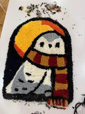 Hedwig aus Harry Potter vor einem Mond,