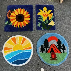 Vier farbenfrohe Ergebnisse: Sonnenblume, Lilie, Sonnenaufgang und Campingmotiv im Wald.